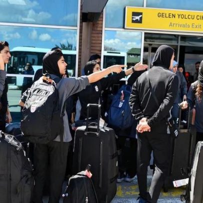 Seleção feminina de futebol do Irã retorna após desistência de asilo