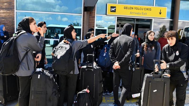 Seleção feminina de futebol do Irã retorna após desistência de asilo