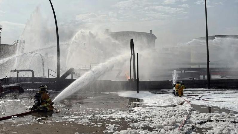 Irã ataca o Golfo após ataques de EUA e Israel; preço do petróleo aumenta