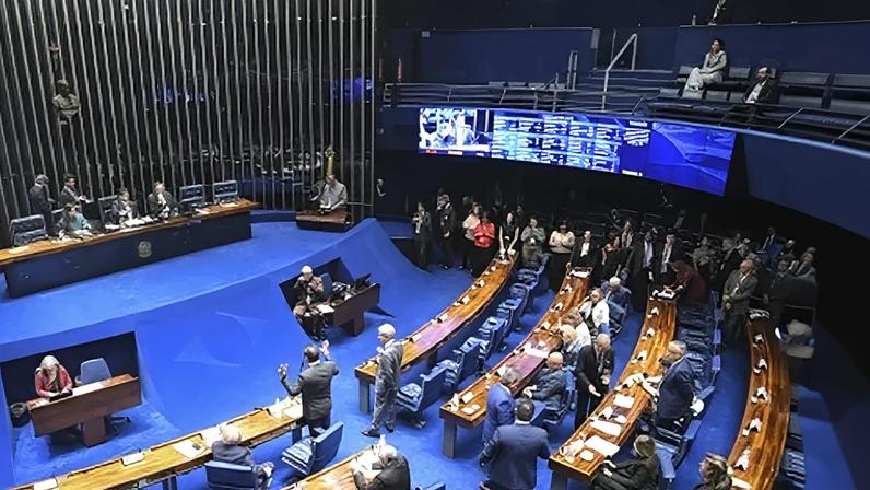 Senadores durante votações no plenário da Casa