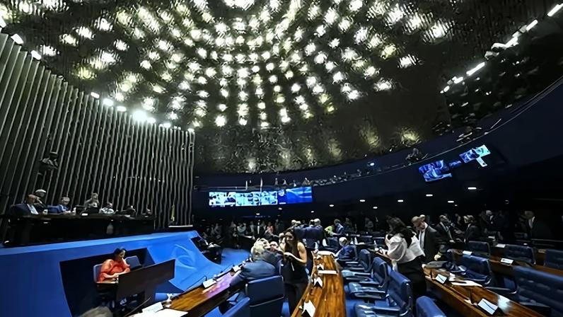 Senadores durante votações no plenário
