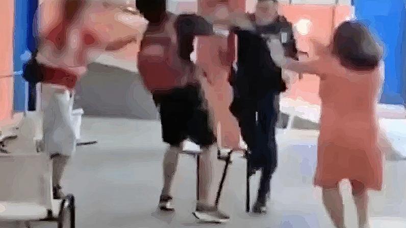 Vídeo que circula nas redes sociais mostra policial dando tapas e soco em estudantes dentro de escola na zona sul do Rio