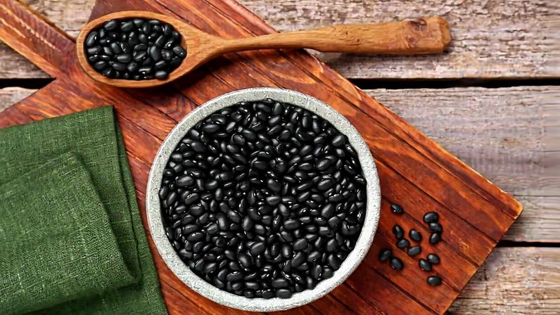 Feijão-preto: 8 benefícios para a saúde e o bem-estar