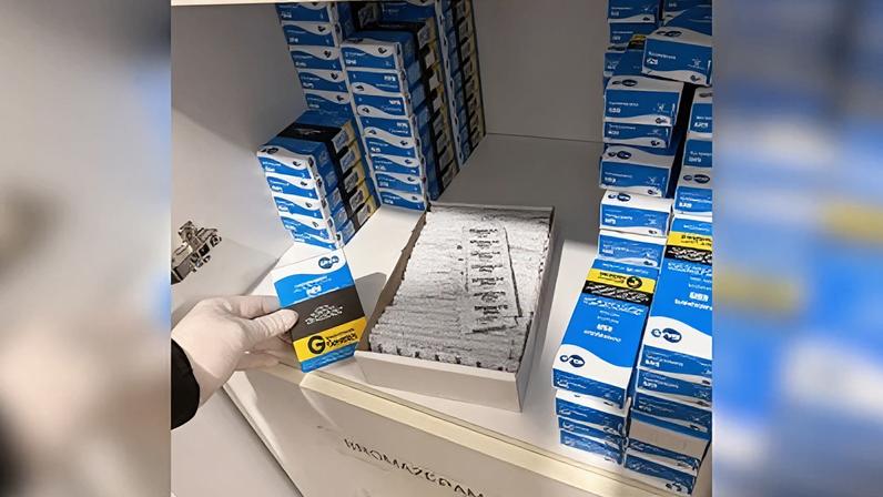 Os agentes também encontraram medicamentos e isso resultou na prisão em flagrante do suspeito alvo das buscas