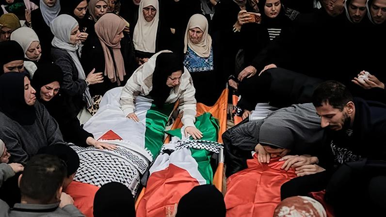 Crianças palestinas sobrevivem a ataque; relato de risos após perder a família