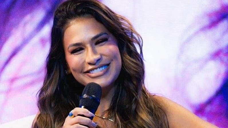 Simone Mendes mostra a filha caçula cantando no palco