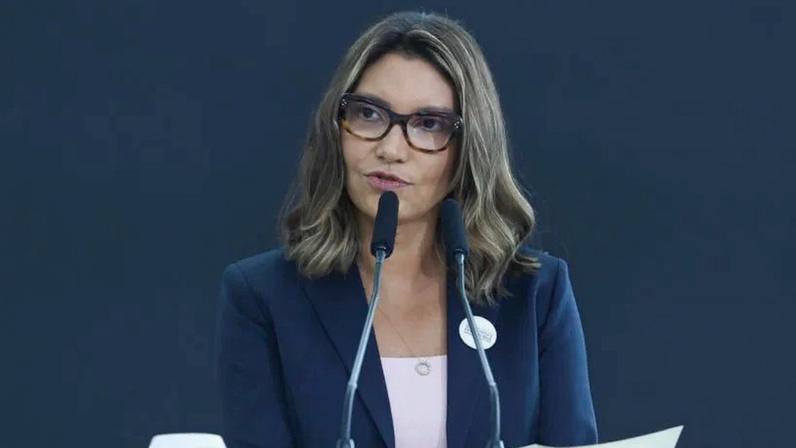 A primeira-dama afirmou que "enquanto uns perdem tempo" a atacando e difamando, casos de violência contra a mulher seguem sendo registrados