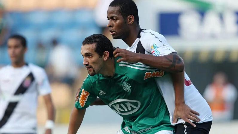 Barcos e Dedé disputam a bola na partida entre Vasco e Palmeiras (Foto: LancePress!)