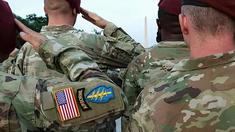 Paraquedistas do Exército da 82ª Divisão de Paraquedistas em desfile militar em Washington, DC