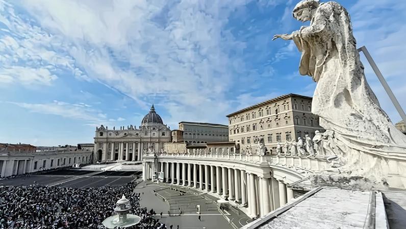 Pessoas acompanham oração do Angelus no Vaticano 08/03/2026