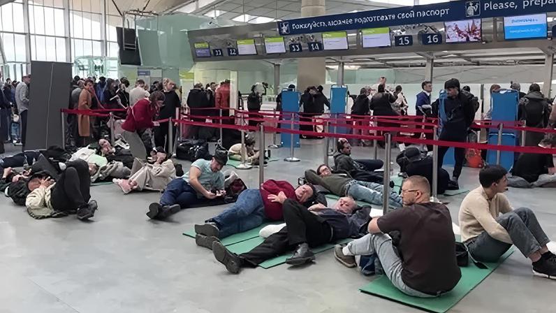 Pessoas dormem no chão do aeroporto de São Petersburgo em meio a ataque de drones