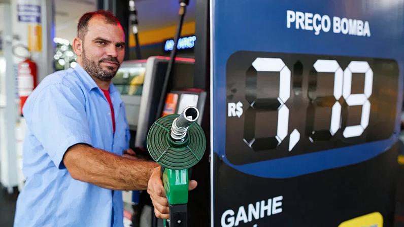 Uma desoneração tributária não se converte automaticamente em redução na bomba, dizem os articulistas