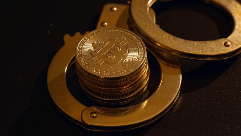 Pilha de bitcoin e algemas sobre fundo preto