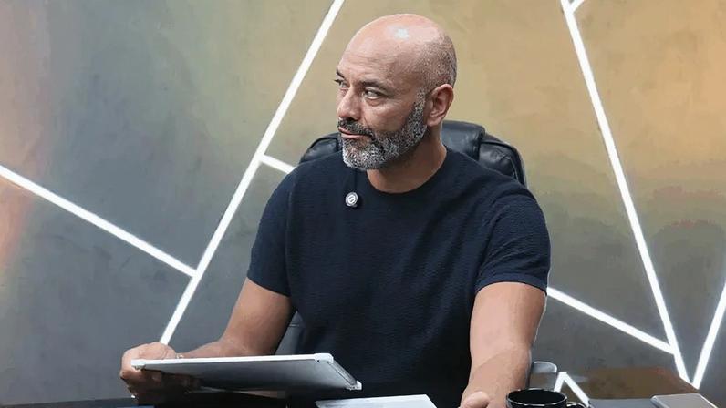 Na imagem, Denis Caldeira, empreendedor e estrategista de negócios, entrevistado do episódio 205 do PodSonhar