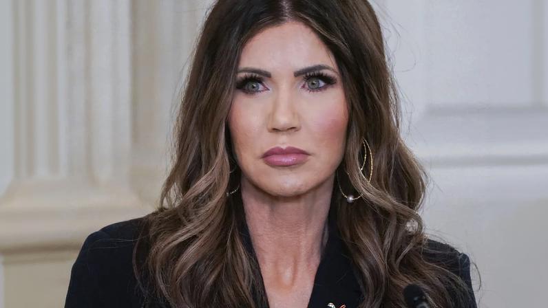 Controvérsias envolvendo Kristi Noem chegam ao ápice