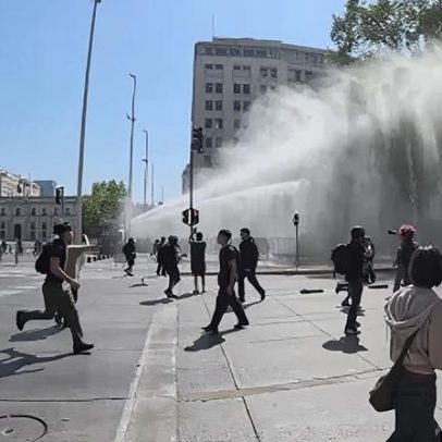 Polícia chilena dispara canhões de água contra protesto estudantil