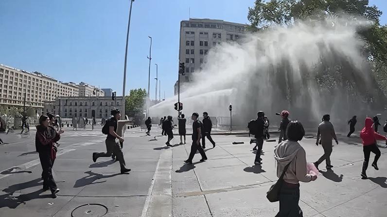 Polícia do Chile dispara canhões de água contra protesto de estudantes