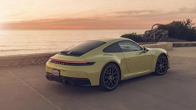 O Carrera S segue a cartilha atual do 911 — refinamentos incrementais, interface tecnológica mais limpa e melhorias mecânicas relevantes