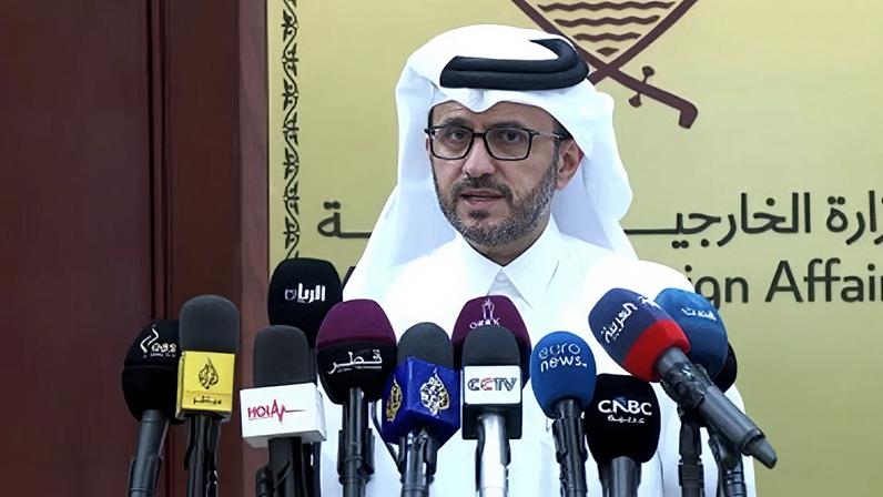 Porta-voz do Ministério das Relações Exteriores do Catar, Majed Al-Ansari, durante coletiva de imprensa em Doha