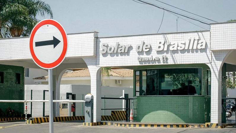 Entrada do condomínio Solar de Brasília, onde Jair Bolsonaro cumprirá prisão domiciliar
