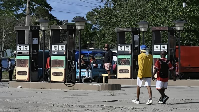 Posto de combustíveis permanece fechado em Havana, Cuba, por falta de gasolina, em 24 de março de 2026.