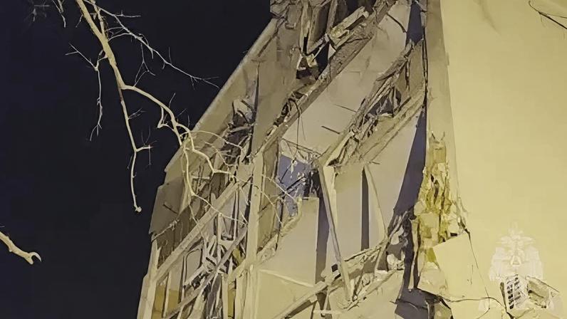 Prédio residencial foi danificado após ser atingido por explosão em Sebastopol, na Crimeia