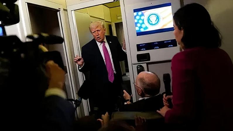 Presidente dos EUA, Donald Trump, a bordo do Air Force One