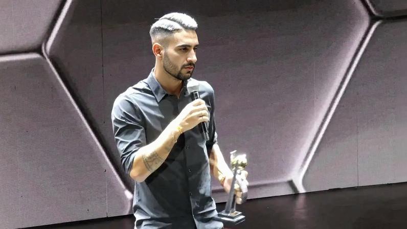 Puma Rodríguez, do Vasco, recebe o prêmio de melhor lateral-direito do Campeonato Carioca (Foto: Lucas Bayer / Lance!)