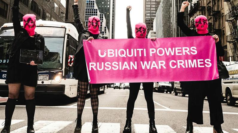 Pussy Riot protesta contra empresa de tecnologia por financiar crimes de guerra