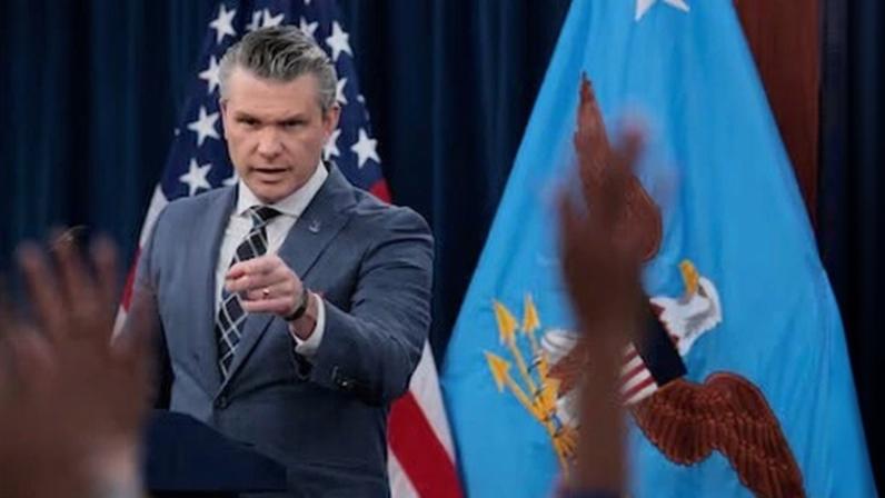 El secretario de Defensa, Pete Hegseth, en su rueda de prensa este jueves.
