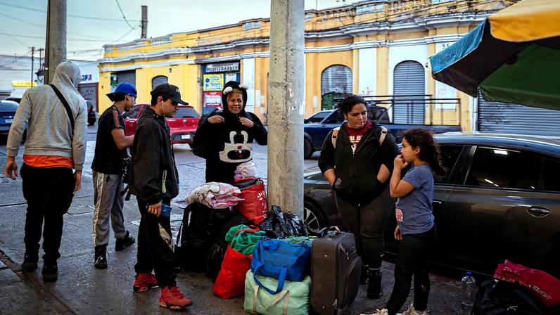 Familia de migrantes venezolanos en la estación de autobuses Cristobal Colón, en la Ciudad de Guatemala.