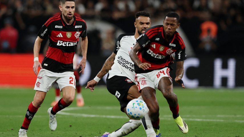 Corinthians e Flamengo empatam em clássico polêmico em Itaquera
