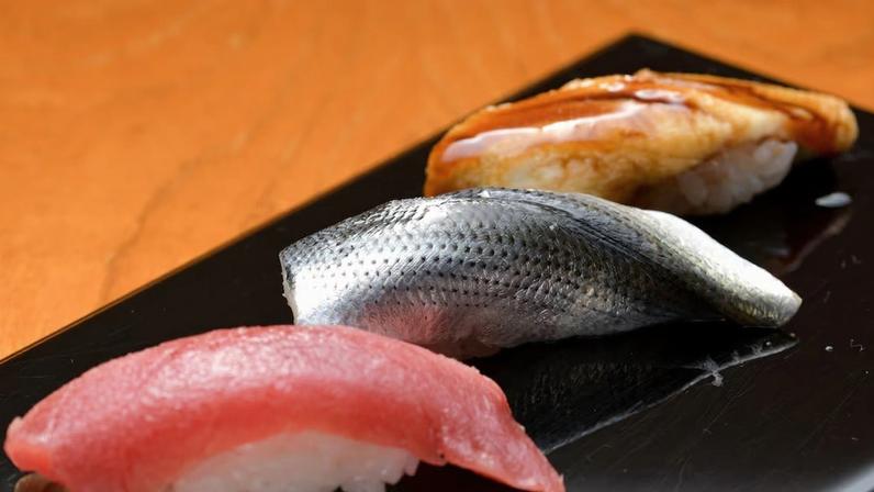Da esquerda para a direita: sushis de atum, arenque-de-água-doce com pintas (kohada) e enguia-do-mar cozida (anago) no restaurante Sukiyabashi Jiro, no bairro de Ginza, em Tóquio (Foto: Ikuhiro Yoneda/Bloomberg)