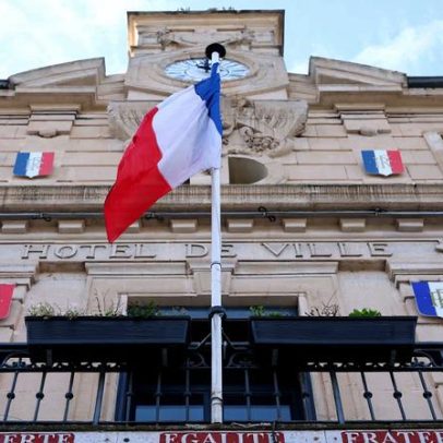 Eleições municipais na França apontam força da extrema direita antes da eleição
