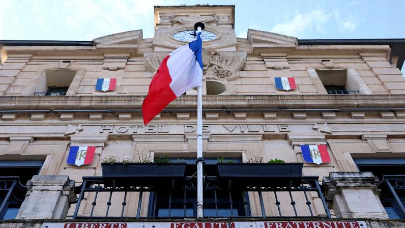 Eleições municipais na França apontam força da extrema direita antes da eleição