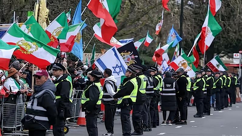 La policía británica contiene a manifestantes frente a la embajada de Irán en Londres, el 28 de febrero