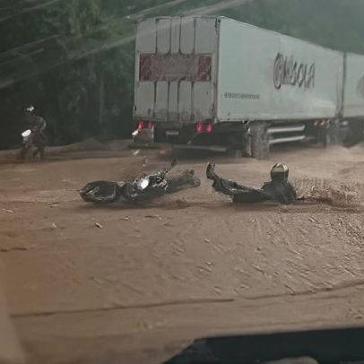 Motociclista é arrastado por corrente de água ao cruzar rodovia em tempestade