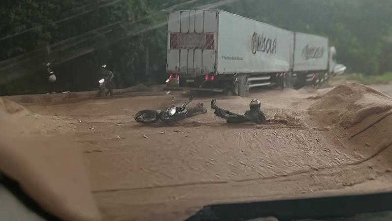 Motociclista é arrastado por corrente de água ao cruzar rodovia em tempestade