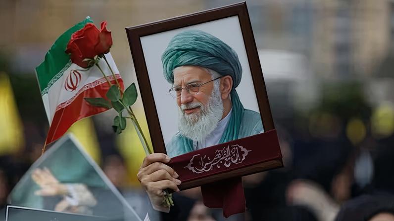 Miles de personas se manifiestan en apoyo a Irán, el domingo en Beirut.