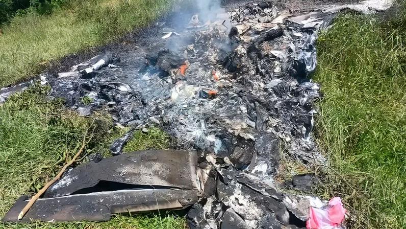Avião cai em Rio Claro e deixa 2 mortos; na imagem, pedaços da aeronave carbonizada - Foto: Divulgação/Polícia Militar - 29.mar.2026