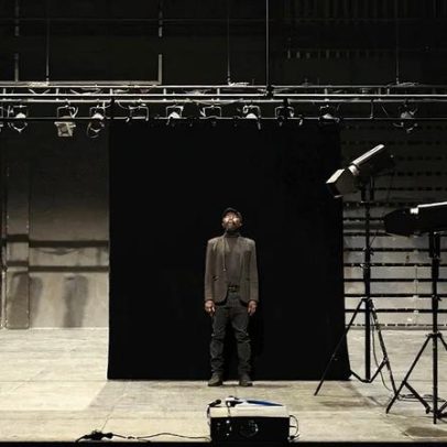 No palco, apresentação em primeira pessoa