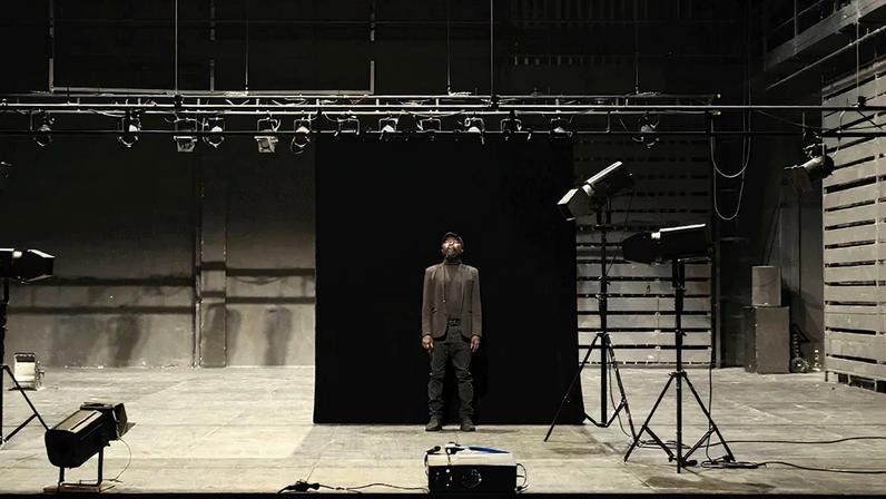 Terapia. Em Quem Matou o Meu Pai, o escritor Édouard Louis descreve a relação com o pai. Do Lado de Cá, do congolês Dieudonné Niangouna, recria a trajetória de um artista perseguido. E Vigiada e Punida trata do linchamento digital vivido pela cantora Safia Nolin – Imagem: Jean-Louis Fernandez, Maxim Paré Fortin e Sean Hart