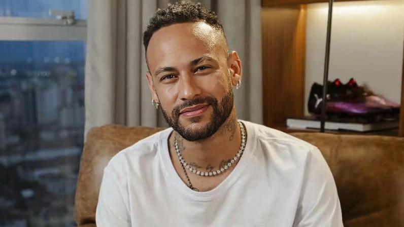 Neymar exibe habilidade com bambolê durante treino e impressiona