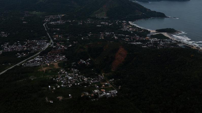 Motosserra, estacas, desmate: invasões e grilagem de luxo avançam em praias famosas de São Sebastião