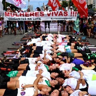 Mulheres se reúnem em Copacabana protestando contra violência e feminicídio