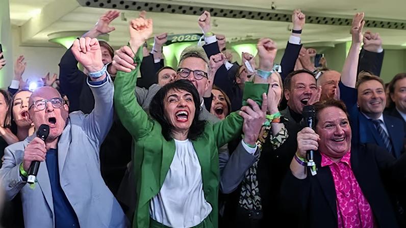 Los seguidores de Cem Özdemir, candidato del partido Los Verdes en las elecciones estatales de Baden-Wuerttemberg (Alemania), reaccionan a los sondeos a pie de urna que les dan la victoria, este domingo.