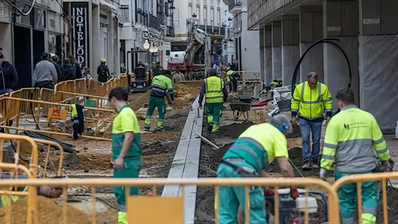 Operarios en el centro de Sevilla, en el 18 de febrero.
