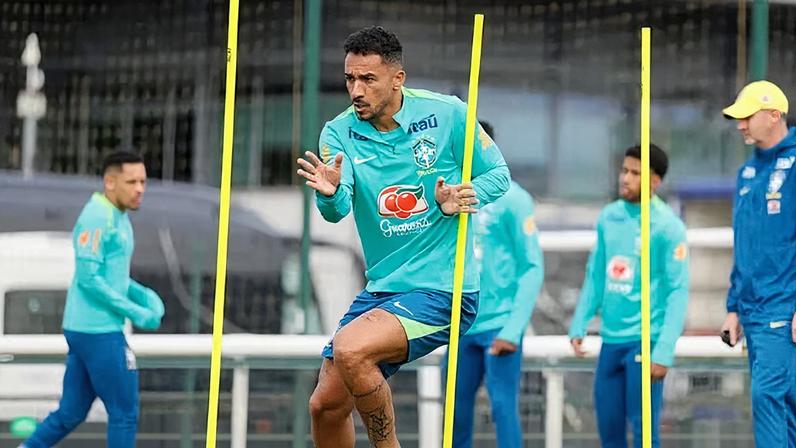 Danilo em treino do Brasil sob comando de Carlo Ancelotti
