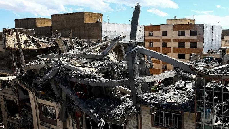 Vista de um prédio residencial danificado por um ataque, em meio ao conflito entre os EUA e Israel com o Irã, em Teerã, Irã