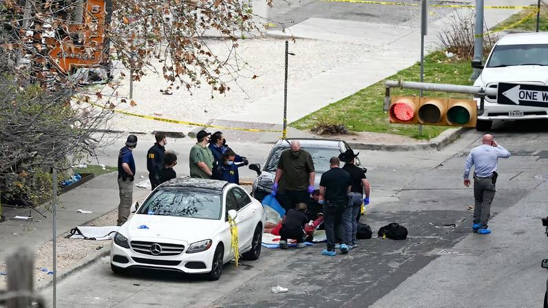 Policías y agentes del FBI, este domingo en el lugar del ataque en Austin (Texas).